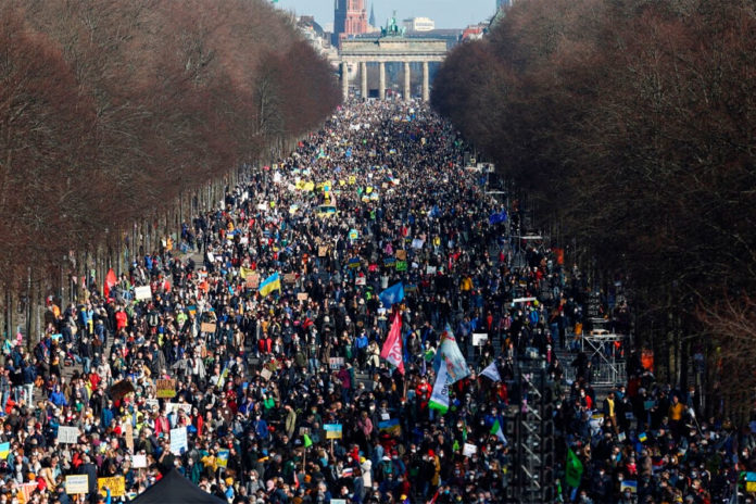 Protestas-contra-la-guerra-en-toda-Europa,-pequeños-mítines-en-Rusia