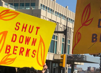 Reciben a Biden con consignas y pancartas