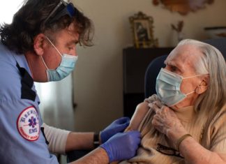 Adultos mayores de minorías no reciben la mejor vacuna contra la influenza