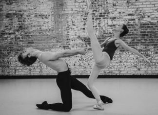 Behind the Stage Door, gratis y a la puerta de la comunidad del norte