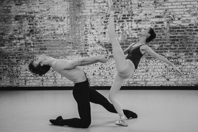 Behind-the-Stage-Door,-gratis-y-a-la-puerta-de-la-comunidad-del-norte