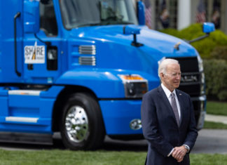 Biden anima a más mujeres y latinos a convertirse en camioneros