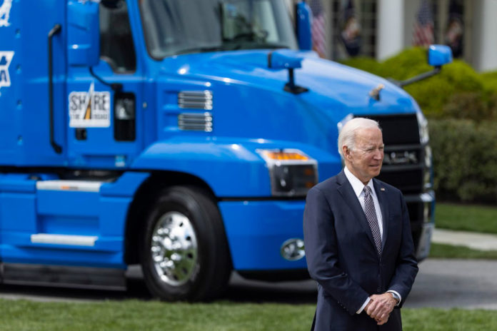 Biden-anima-a-más-mujeres-y-latinos-a-convertirse-en-camioneros