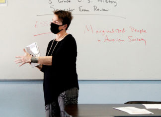 EEUU, divido por temas de racismo y sexualidad en escuelas