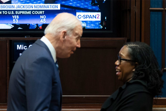 El-Senado-de-EE.-UU.-confirma-a-la-primera-mujer-negra-para-el-Supremo