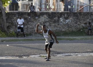 El béisbol dominicano se «cuece» en el popular juego callejero de la vitilla