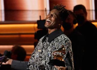 Jon Batiste arrasa con 5 Grammy, incluido álbum del año