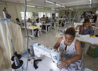 Jóvenes dominicanos de escasos recursos confeccionan su futuro en la moda