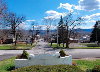 Mientras el país se acerca a un millón de muertes por covid, un condado enfrenta terribles pérdidas