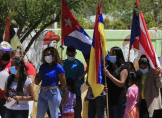 Migrantes recrean la Pasión de Cristo en la frontera de México con EE.UU.