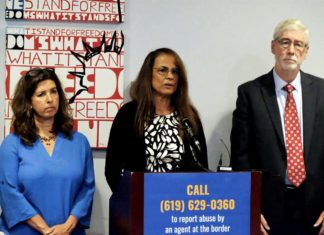 Mujer expolicía demanda en corte a agentes migratorios por abuso sexual