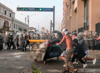 Perú: protesta deja daños y 25 policías heridos