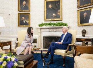 Biden pide consejo a Nueva Zelanda sobre violencia y extremismos
