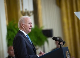 Biden suaviza la política a Cuba al autorizar más vuelos, remesas y viajes