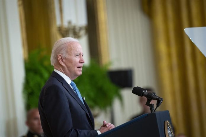 Biden suaviza la política a Cuba al autorizar más vuelos remesas y viajes