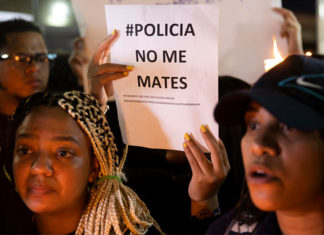 Decenas de personas protestan por la muerte de un hombre luego de ser detenido por la Policía