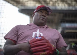 Dominicano ‘Jumbo’ Díaz pone encima medalla en Tokio que debut tardío en MLB