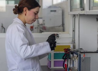 Estudiante mexicana crea aparato que detecta «drogas de violación» en bebidas