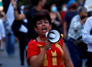 Feministas Puerto Rico protestan contra proyecto que restringe derecho aborto