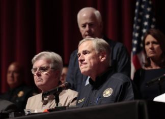 Gobernador de Texas defiende las armas de fuego y ve «equivocado» su control