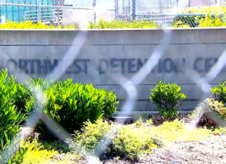 Migrantes inician huelga de hambre en centro en Washington