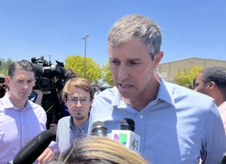 Político demócrata interrumpe indignado rueda de prensa en Texas tras tiroteo