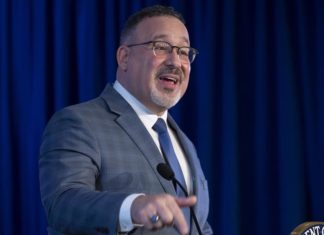 Secretario de Educación presidirá delegación de EEUU en investidura de Chaves