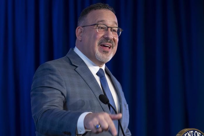 Secretario de Educación presidirá delegación de EEUU en investidura de Chaves