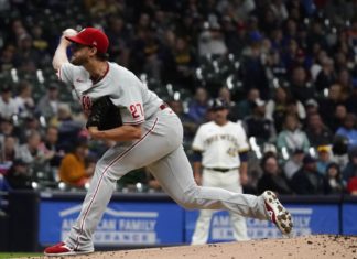 Filis batean 4 jonrones y blanquean 10-0 a Cerveceros