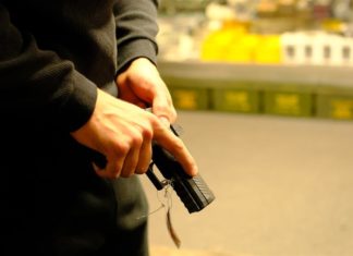 Arrestan a estudiante de Texas que tenía armas y municiones en su vehículo