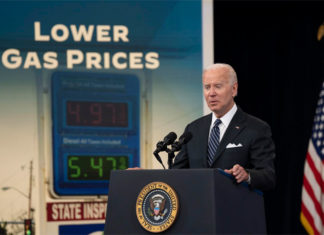 Biden carga contra las petroleras y pide que bajen los precios de la gasolina