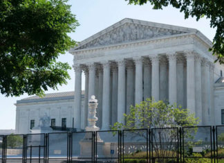 Corte Suprema avala a Biden en cuanto a su política de asilo