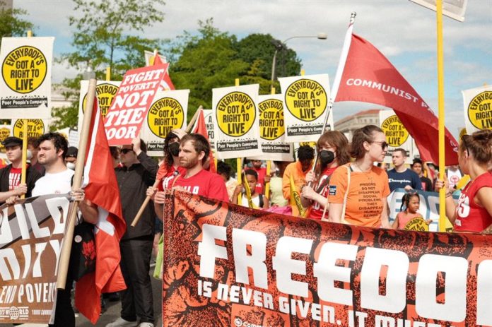 Miles de personas protestan ante el Capitolio por la desigualdad en EEUU 1