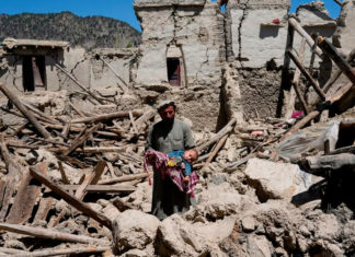 Mucha destrucción, poca ayuda, tras sismo en Afganistán