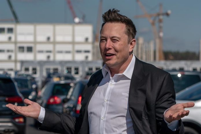 Musk exige a empleados de Tesla volver al trabajo presencial o marcharse