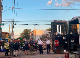 Se derrumba edificio incendiado en Filadelfia; muere bombero