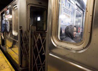 Muere un hombre tras quedarse su pantalón agarrado en la puerta del metro de N. York
