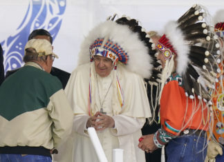 Papa pide perdón por papel de Iglesia en escuelas indígenas