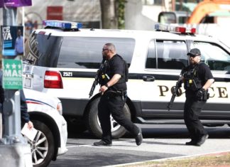 Al menos 6 muertos y docenas de heridos en un tiroteo en un desfile en EEUU