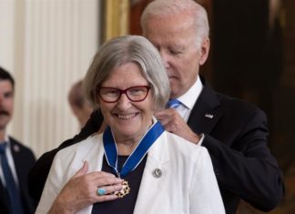 Biden premia la lucha por el control de las armas y el activismo social