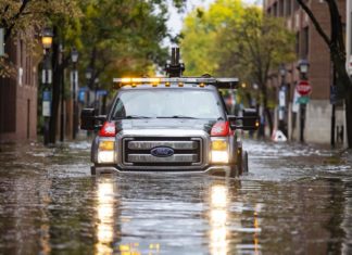 Buscan a unas 44 personas tras tormenta e inundación en Virginia