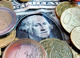 Dólar alcanza casi la paridad con euro por 1a vez en 20 años