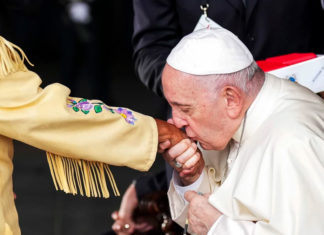 El papa llega a Canadá para disculparse con indígenas