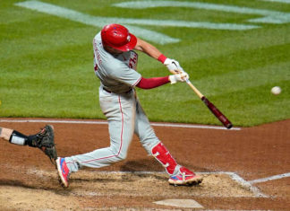 Filis derrotan 4-2 a Piratas con jonrón de Hoskins