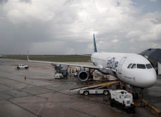 JetBlue se disculpa ante los dominicanos pero éstos mantienen protesta