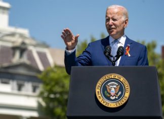 Padre de víctima de tiroteo interrumpe a Biden al firmar ley sobre armas