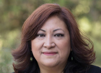 Peruana hace historia al asumir dirección de escuela de periodismo en Arizona