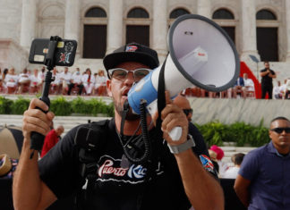 Puerto Rico conmemora los 70 años de su estatus político con patente división