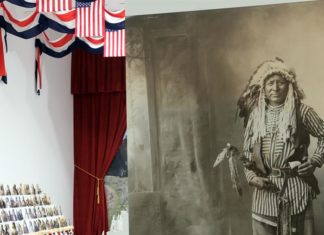 «This Is Not America’s Flag» se pregunta qué hay tras la bandera de EE.UU.