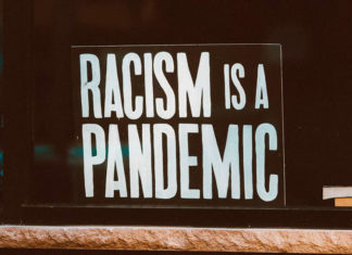 Tres arrestados por panfletos racistas en estado de N.York